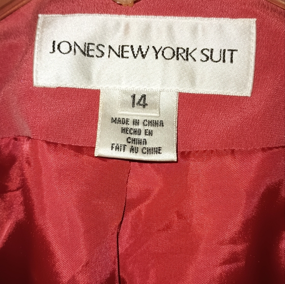 This is a jones of New York women's suit - Picture 3 of 6